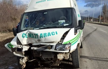 Cenaze Aracıyla Çarpıştı!