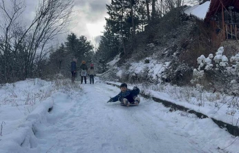 Çocuklar Karın Tadını Poşetlerle Kayarak Çıkardı