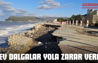 Dev Dalgalar Yola Zarar Verdi