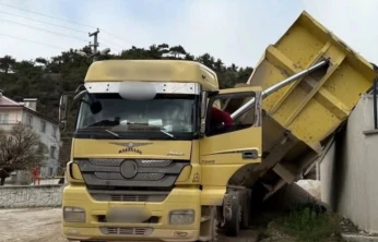 Kamyon Kasası Lise Bahçesinin Duvarına Devrildi!