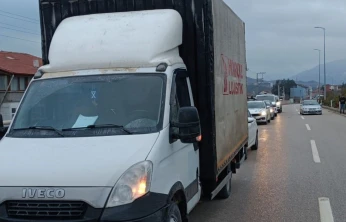 Kamyonet İle Çarpışan Otomobildeki 3 Kişi Yaralandı