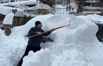 Kar Altında Araçlarını Arıyorlar