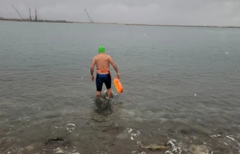 Kar Altında Denizde Yüzdü