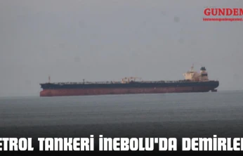 Karadeniz'de İsabet Alan Petrol Tankeri İnebolu'da Demirledi