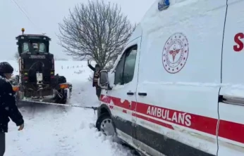Mahsur Kalan Ambulans İş Makinesiyle Kurtarıldı