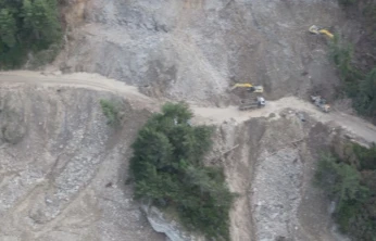 Heyelan Nedeniyle Ulaşıma Kapanan Yolda Yoğun Çalışma