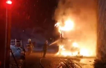 Kereste Yüklü Kamyon Alev Alev Yandı