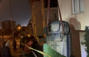 Otomobil Apartman Bahçesine Uçtu