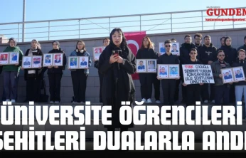 Üniversite Öğrencileri Şehitleri Dualarla Andı