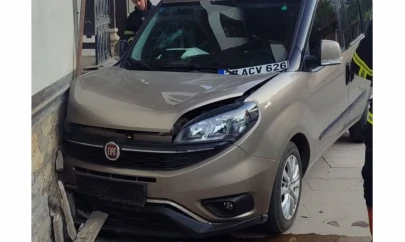 Kastamonu'da Araç Duvara Çarptı