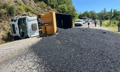 Hafriyat Kamyonu Devrildi, Sürücü Yaralandı