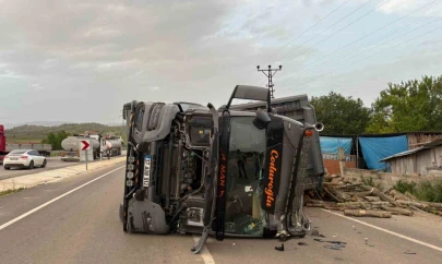 Odun Yüklü Tır Devrildi, Sürücü Yaralandı