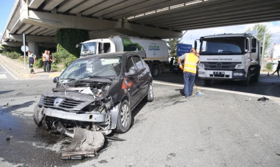 Okul Servisi İle Otomobil Çarpıştı: 4 Yaralı