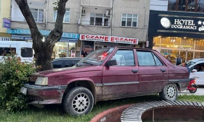 Sürücüsüz Otomobil Ağaca Çarptı