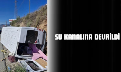 Reklam Tabelasına Çarptı, Su Kanalına Devrildi: 3 Yaralı