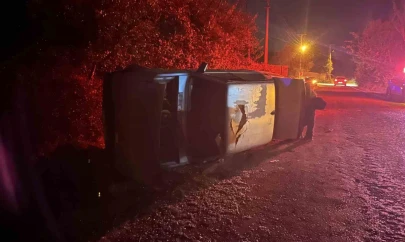 Otomobil Yan Yattı, Sürücü Olay Yerinden Kaçtı