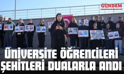 Üniversite Öğrencileri Şehitleri Dualarla Andı
