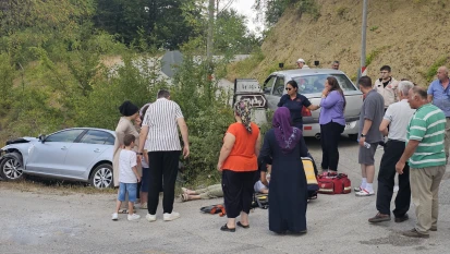 Kastamonu'da İki Otomobil Çarpıştı: 2 Yaralı