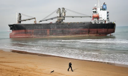 Sarıyer'de Karaya Oturan Gemi Kurtarıldı