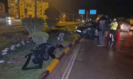 Çarptığı Direk Aracın Üstüne Devrildi