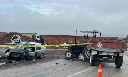 Çorum'da Traktör Otomobille Çarpıştı: 1 Ölü, 2 Yaralı