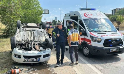 Kaputu Açılan Otomobile Çarptı