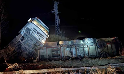 Emniyet Şeridindeki Otomobile Ticari Araç Çarptı: 4 Yaralı