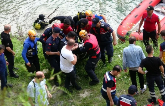 19 yaşındaki genç serinlemek için girdiği gölette boğuldu