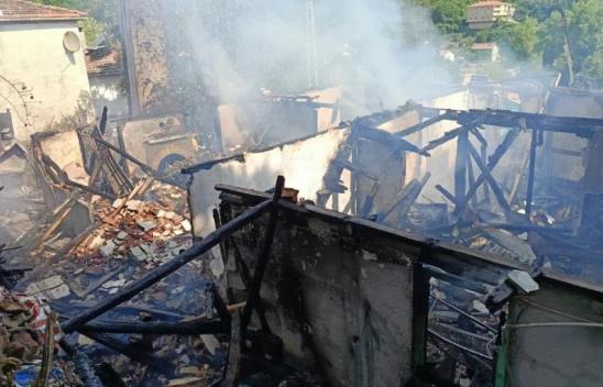 2 Farklı Yangında 3 Ev Yandı