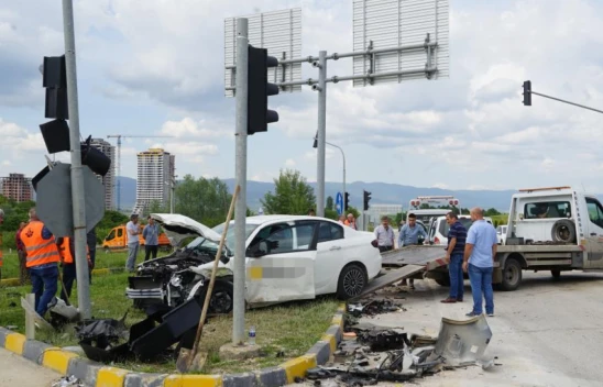 2 otomobil çarpıştı: 4 yaralı