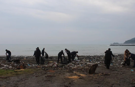 Abana Sahilindeki Çöpler Temizlendi
