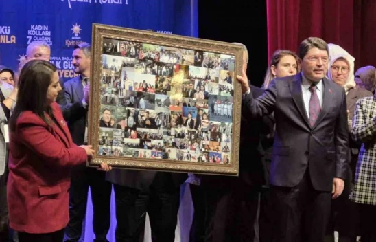 Adalet Bakanı Tunç'u Kadınlar Telefon Işıkları İle Karşıladı