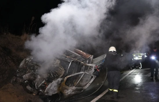 Ağaç Yüklü Traktör ile Çarpışan Kamyonet Alev Aldı: 5 yaralı