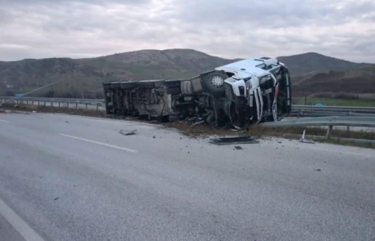 Tankerin Devrildiği Karayolu Trafiğe Kapatıldı