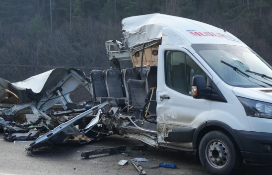 Akıllara Durgunluk Veren Kaza, Minibüs Kağıt Gibi Yırtıldı: 1 Ölü, 4 Yaralı