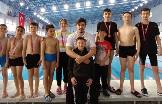 Alacalı Genç Yüzücüler Madalyaları Topladı