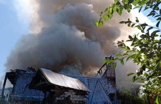 Alevlere teslim olan ev kullanılmaz hale geldi