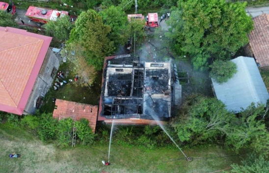 Alevlere Teslim Olan İki Katlı Ev Kullanılamaz Hale Geldi