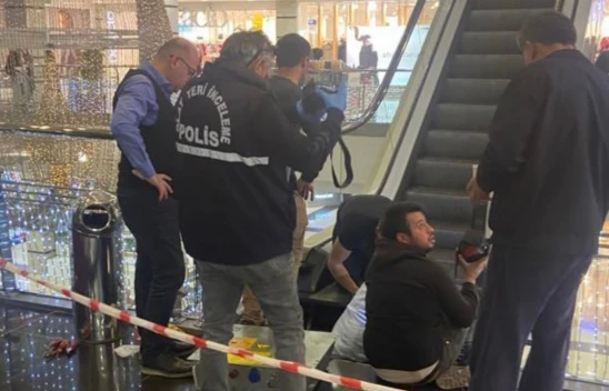 AVM'de Dehşet Anlar! Küçük Çocuğun 3 Parmağı Koptu