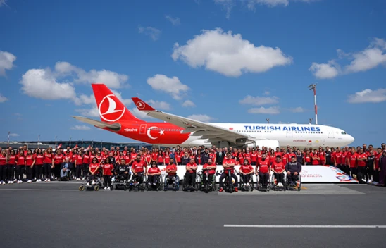 Bakan Bak, Milli Sporcuların Paris'e Uğurladı