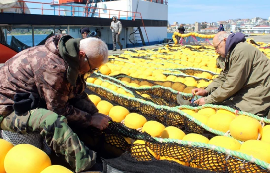 Balıkçılarda ağ onarma dönemi