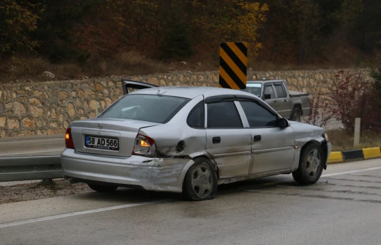 Bariyerlere Çarpan Sürücü Yaralandı