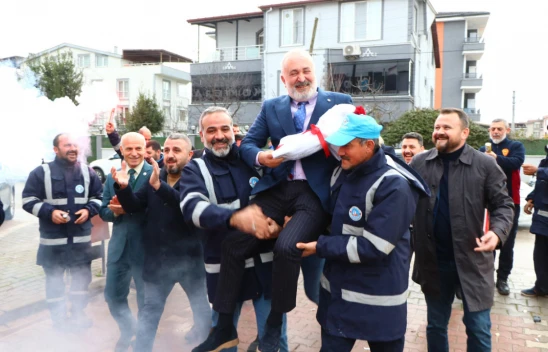 Belediye Personeli, Zam Sonrası O Belediye Başkanını Omuzlarda Taşıdı