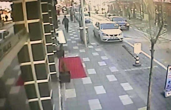 Bina Yıkımı Esnasında Facianın Eşiğinden Dönüldü: O Anlar kamerada