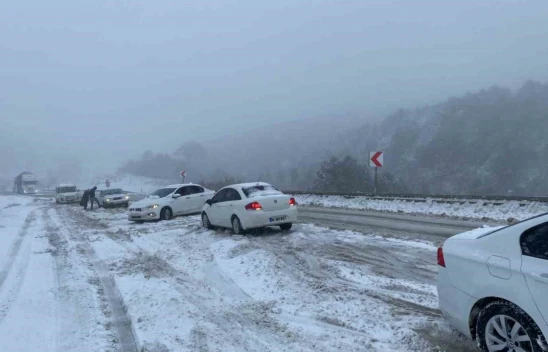 Bolu'da Onlarca Araç Yolda Kaldı