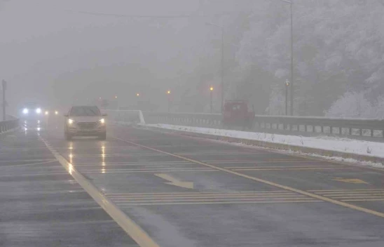 Bolu Dağı'nda Hafif Kar Yağışı ve Sis Etkili Oluyor: Görüş Mesafesi 30 Metre