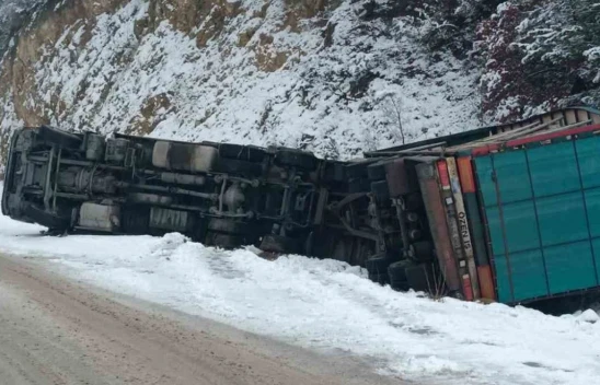 Buzlu Yolda Kontrolden Çıkan Kamyon Devrildi: 1 Yaralı