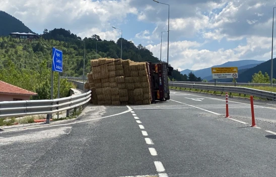 Çankırı'da balya yüklü kamyon devrildi