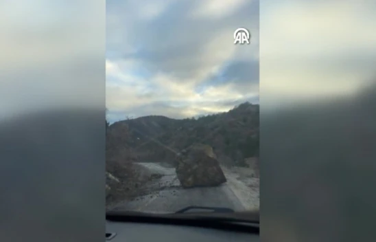 Çankırı'da Büyük Kaya Parçası Yolu Kapattı