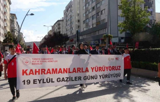 Kahramanlar İçin Yürüdüler